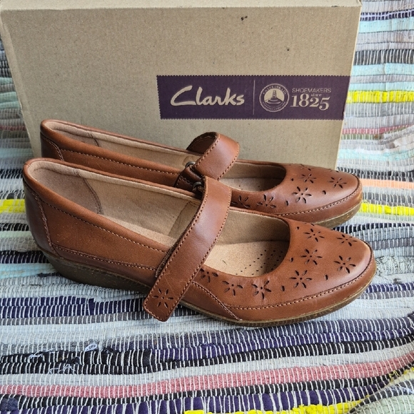 Clarks Everlay Toyah Women's Tan Floral Cutout Mary Jane Flats Sz 10 brand new - Picture 1 of 6